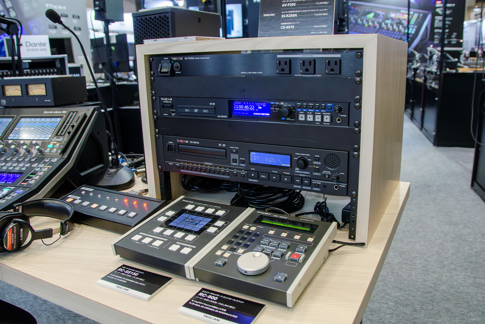 「TASCAM Sonicview 16」を中心としたラジオスタジオの再現デスク